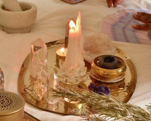 Año bisiesto: el ritual de la vela dorada y la vela blanca que debes hacer el 29 de febrero para atraer dinero y abundancia a tu vida