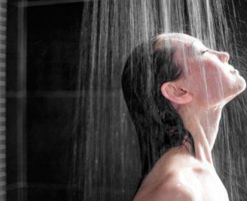 Bañarte con agua fría tiene muchas ventajas.